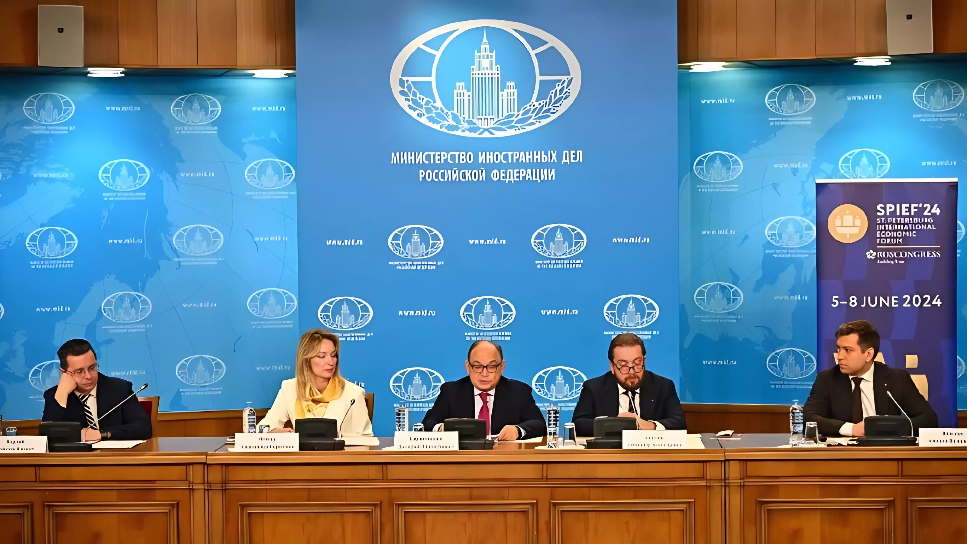В российском МИД прошла презентация ПМЭФ-2024 для иностранных послов