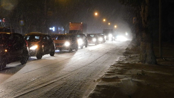 Ростов встал в пробках с утра в понедельник из-за снегопада