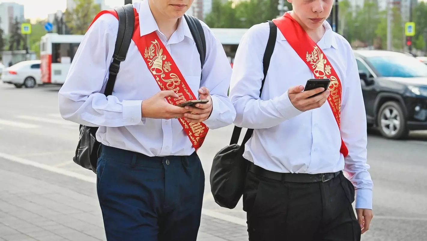 Эксперт пояснил, к чему приведет затея отбирать смартфоны на входе в школу в Ростове