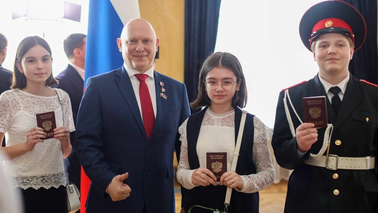 В рамках акции «Мы - граждане России!» губернаторы вручили паспорта