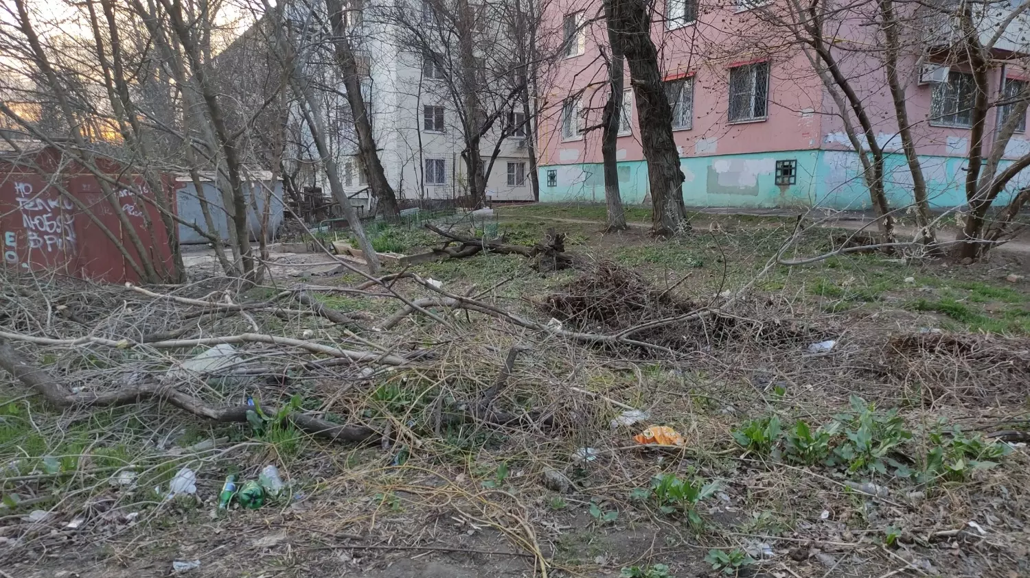 Ремонт давно закончился, оградительный блок исчез, а яма осталась возле жилых домов на 2-ой Краснодарской в Ростове. 