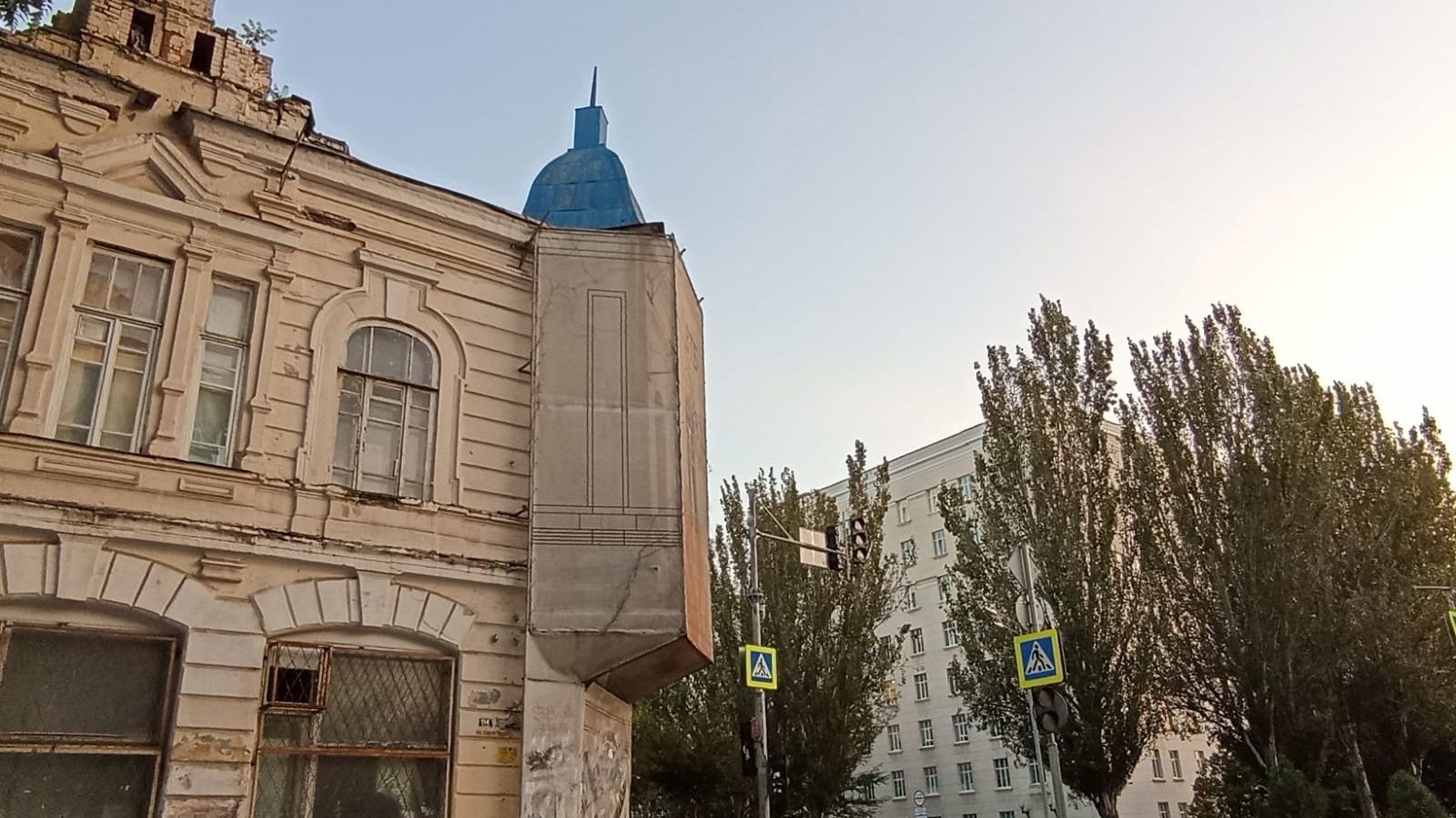 В своем сообществе «ВКонтакте» представители «Несносного города» рассказали, что градозащитники обеспокоены состояние домов-близнецов Кушнарева. 