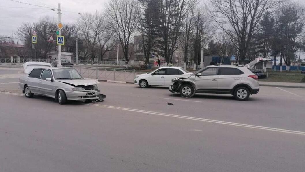 В Новочеркасске 16-летнего подростка доставили в больницу после жесткого ДТП