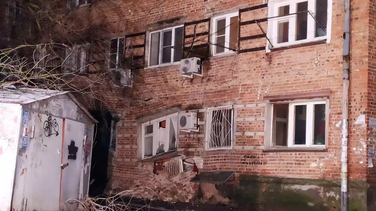 Риск дальнейшего обрушения аварийного дома на Нариманова сохраняется