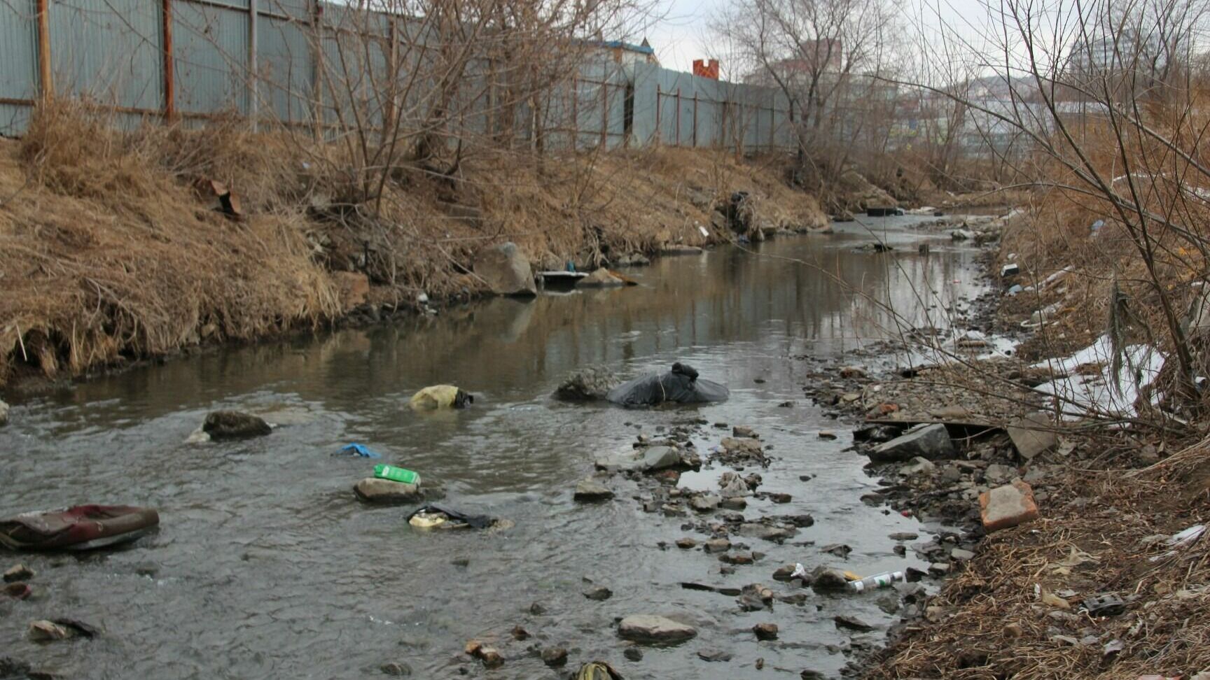 В Ростовской области в лед реки Быстрой вмерзли канализационные отходы и мусор