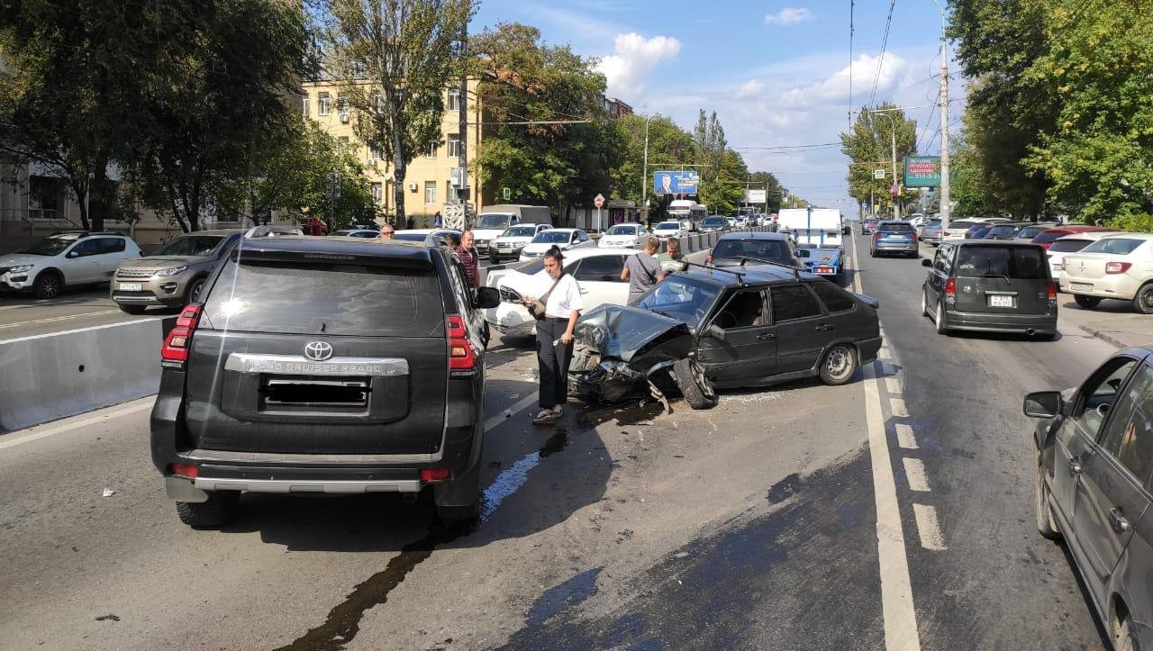 Проспект Нагибина встал в пробку из-за ДТП с участием четырех машин в Ростове