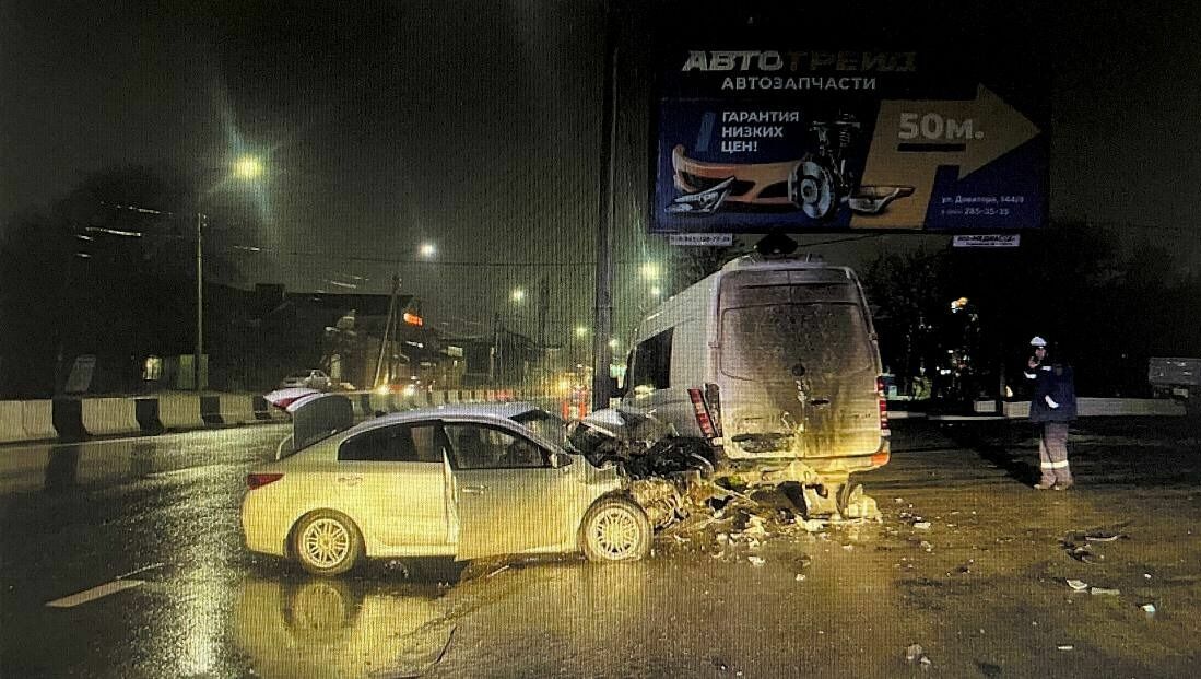 В Ростове ночью 28 марта в ДТП с тремя автомобилями погиб человек