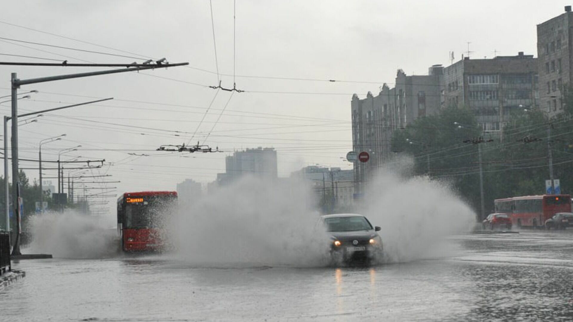 Улицы Ростова затопило дождями, а власти выбрали пляжи для летнего отдыха