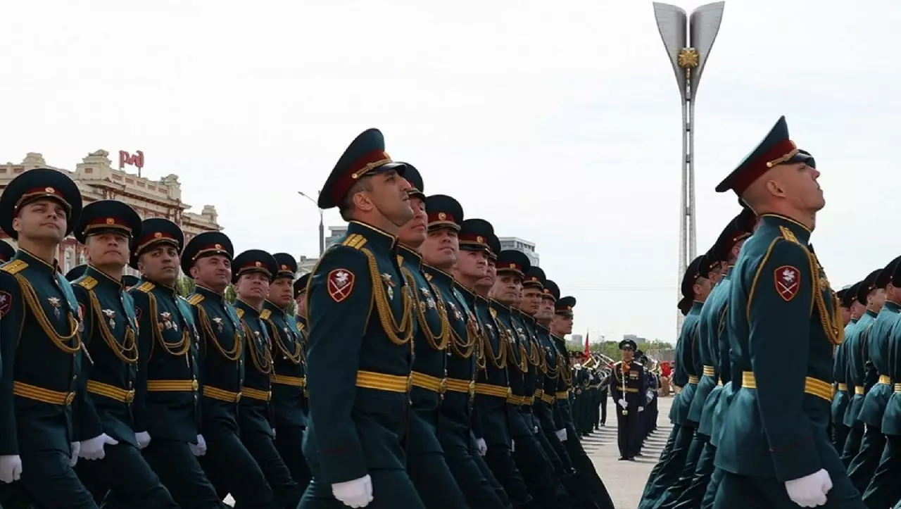 Жители Ростова сходили на парад Победы и увидели салют, а наримановцы пошли на штурм