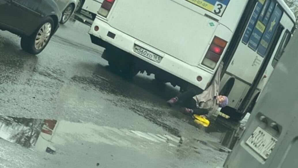 В Азове автобус защемил руку пенсионерки и протащил ее за собой по асфальту