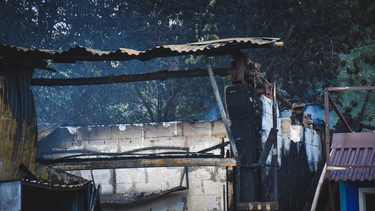 Склады с электрооборудованием и древесиной загорелись в Аксае