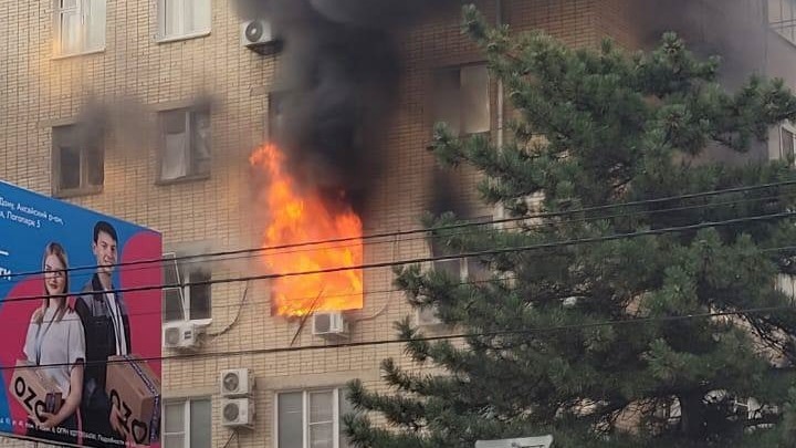 Два человека пострадали в пожаре в азовской пятиэтажке 21 сентября