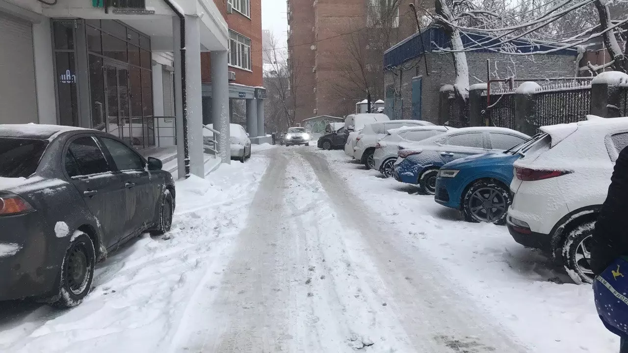 «Снег идет, дорогу лепим»: автомобилистов рассмешил ямочный ремонт М-4 «Дон»