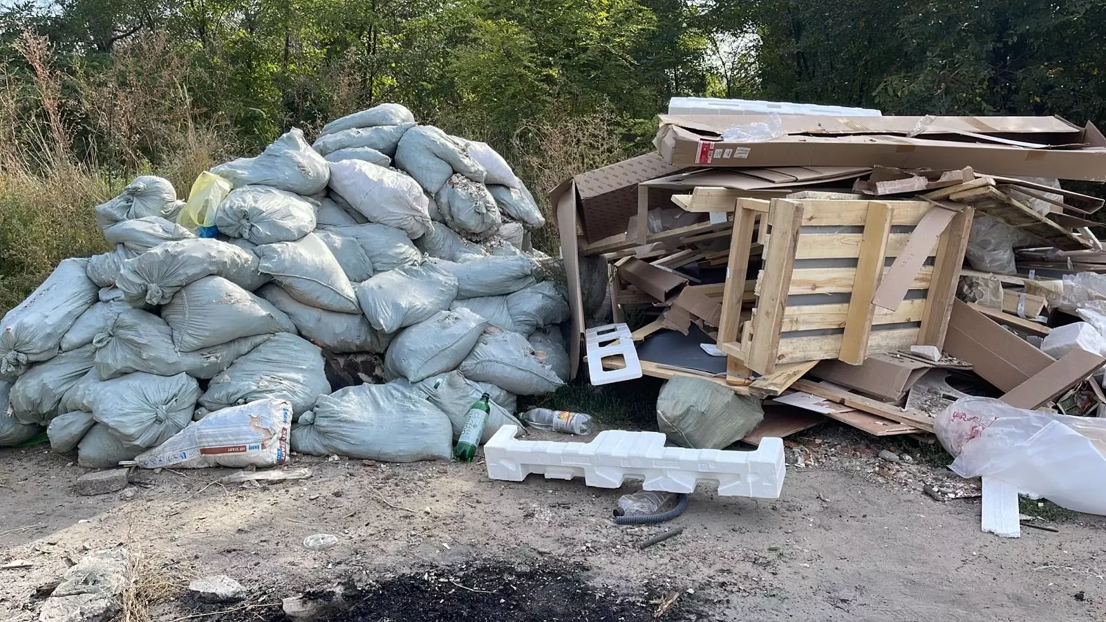 Активист обнаружил свалку строительного мусора в центре Ростова возле реки Дон
