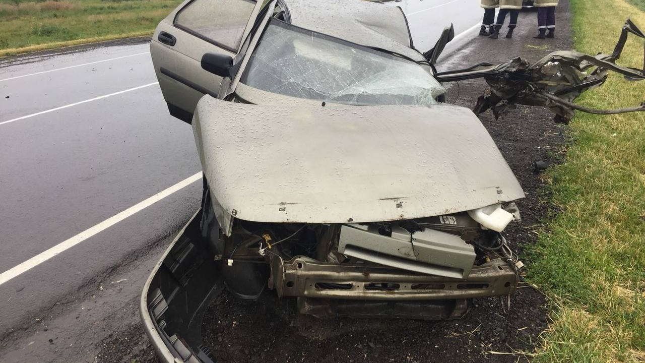 Водитель и пассажир ВАЗ погибли на мокрой трассе Ростов — Ставрополь в ДТП с фурой