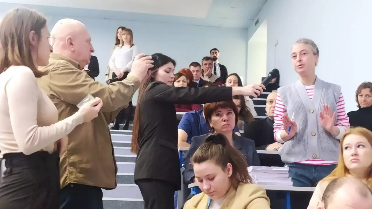 Жители дома на Нариманова, 72/3 на встрече с представителями власти 3 марта