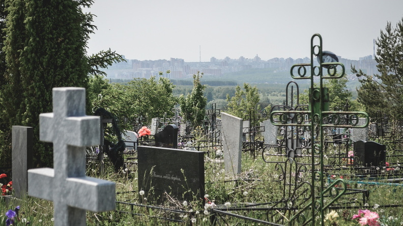 Неизвестные разгромили кладбище в Ростовской области