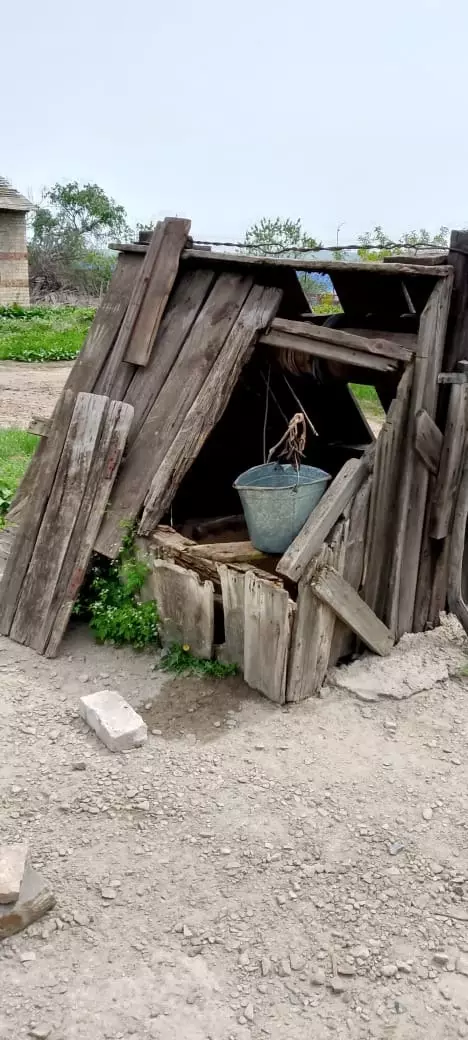 Питьевую воду жители поселка Разъезд Северный Донец покупают по высокой цене, а для других нужд — носят воду из этого колодца.