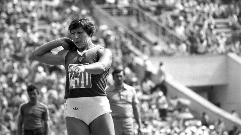 Будущая чемпионка Олимпиады-1980 Надежда Ткаченко во время соревнований по толканию ядра