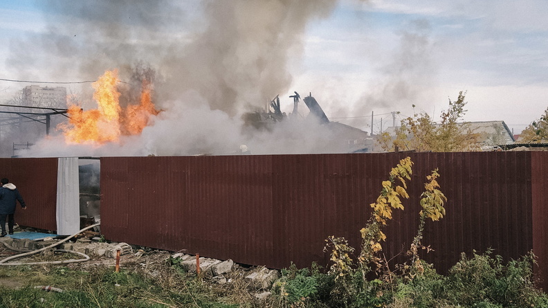 В Волгодонске из горящего мебельного цеха эвакуировали 60 человек