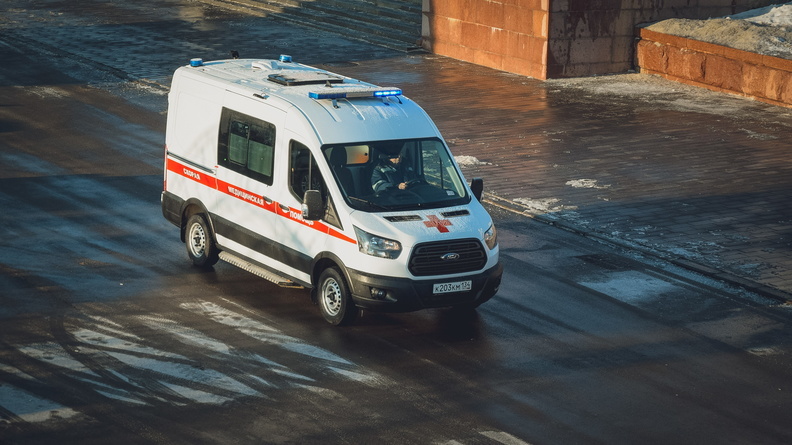 В Ростове-на-Дону машина сбила пешехода, стоявшего на тротуаре