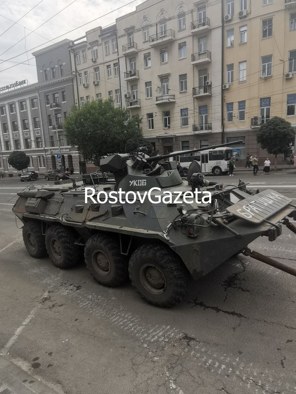 На улицах Ростова заметили танки, БТР, по проспекту Буденновскому перемещались вооруженные люди.