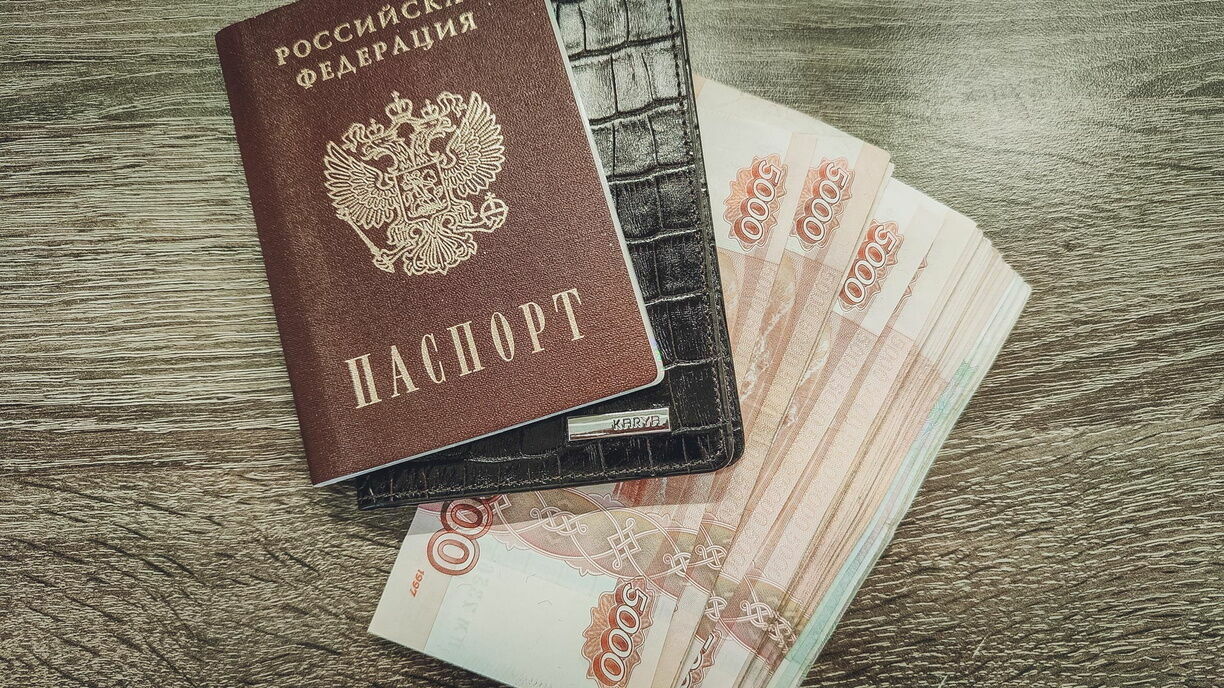 Собеседник добавляет, что накануне визита к юристам, встречался с сыном. Тот дал ему деньги на проживание — 30 тысяч рублей.