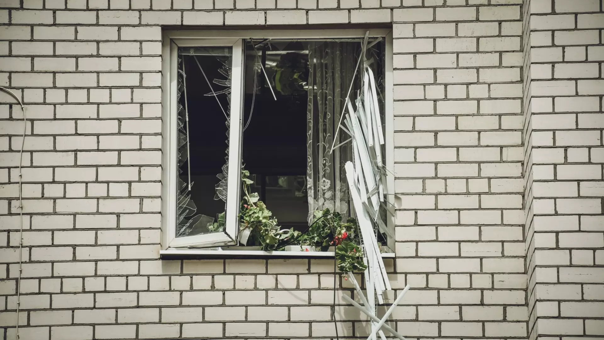 Стекла выбило в доме в Таганроге из-за мощного звука взрыва