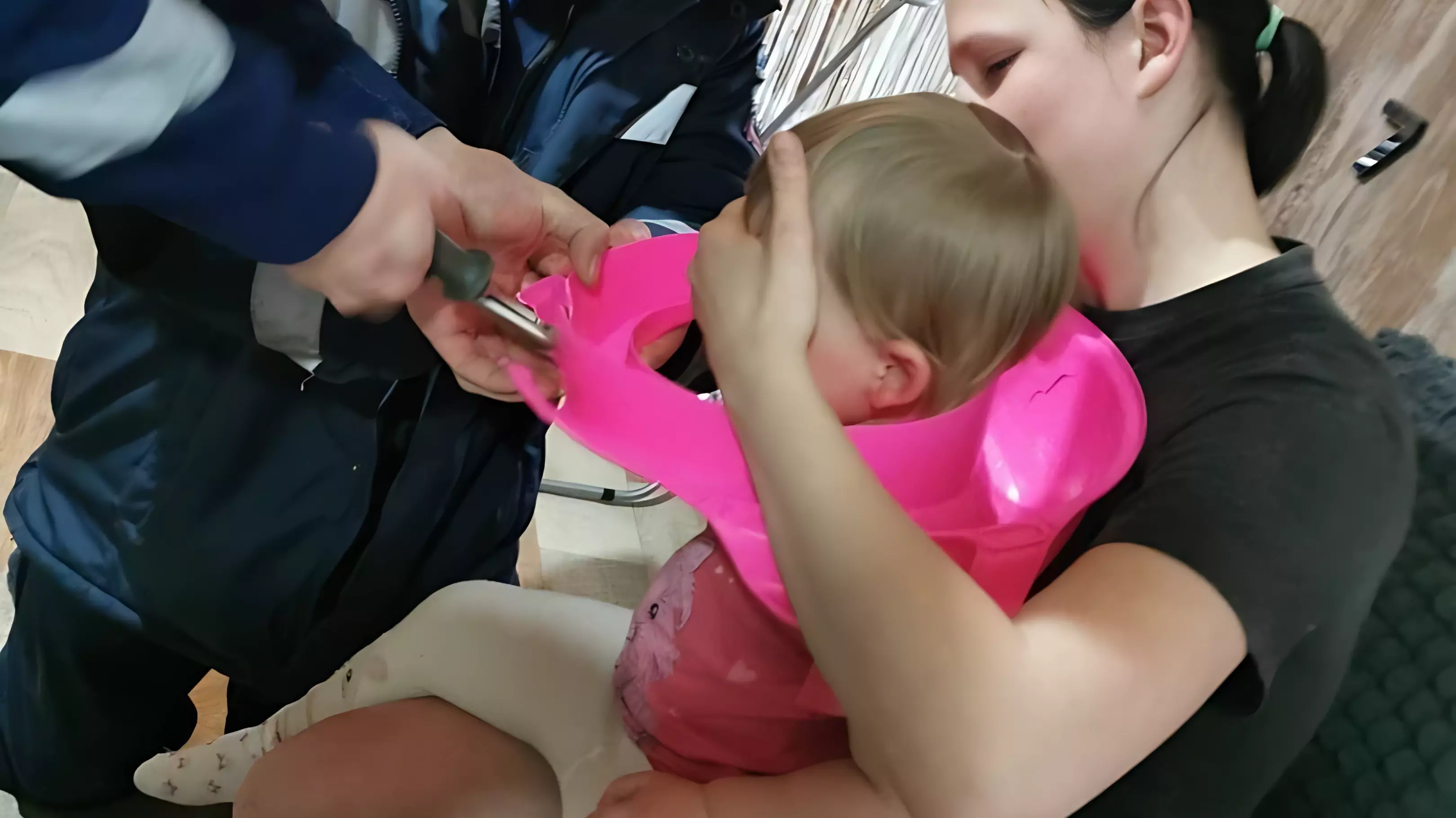 Девочка двух лет надела на голову сиденье от унитаза и застряла