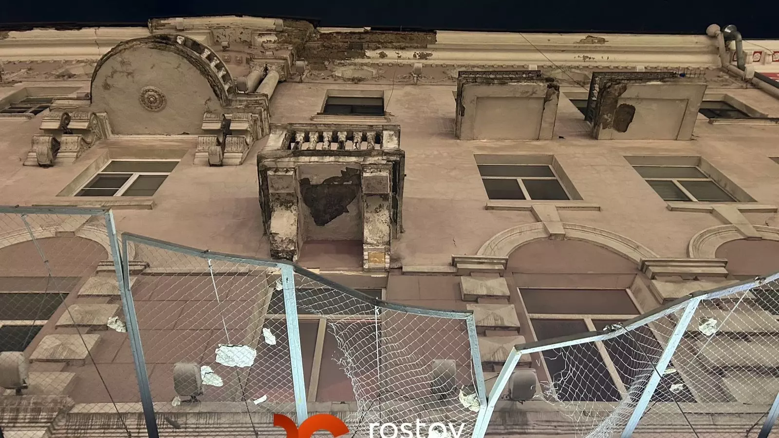 Балкон рухнул на тротуар на Большой Садовой в Ростове