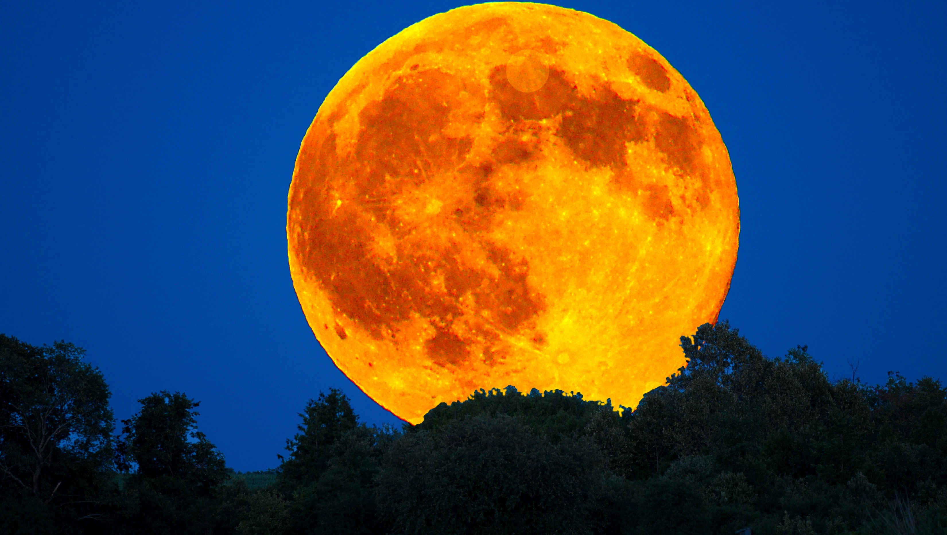 Почему сегодня луна оранжевая. Огромная Луна. Желтая Луна. Оранжевая Луна. Солнце.