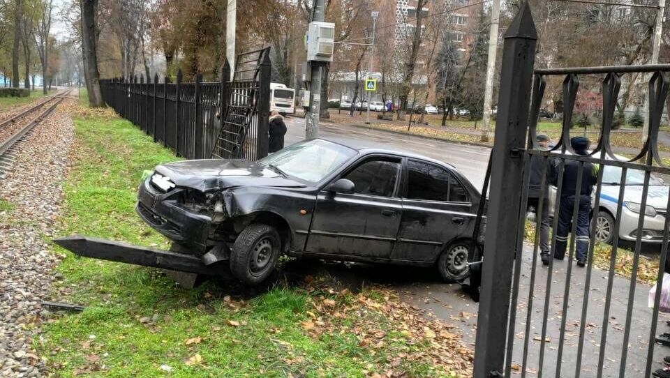 В Ростове иномарка влетела в автобус и снесла забор 17 ноября