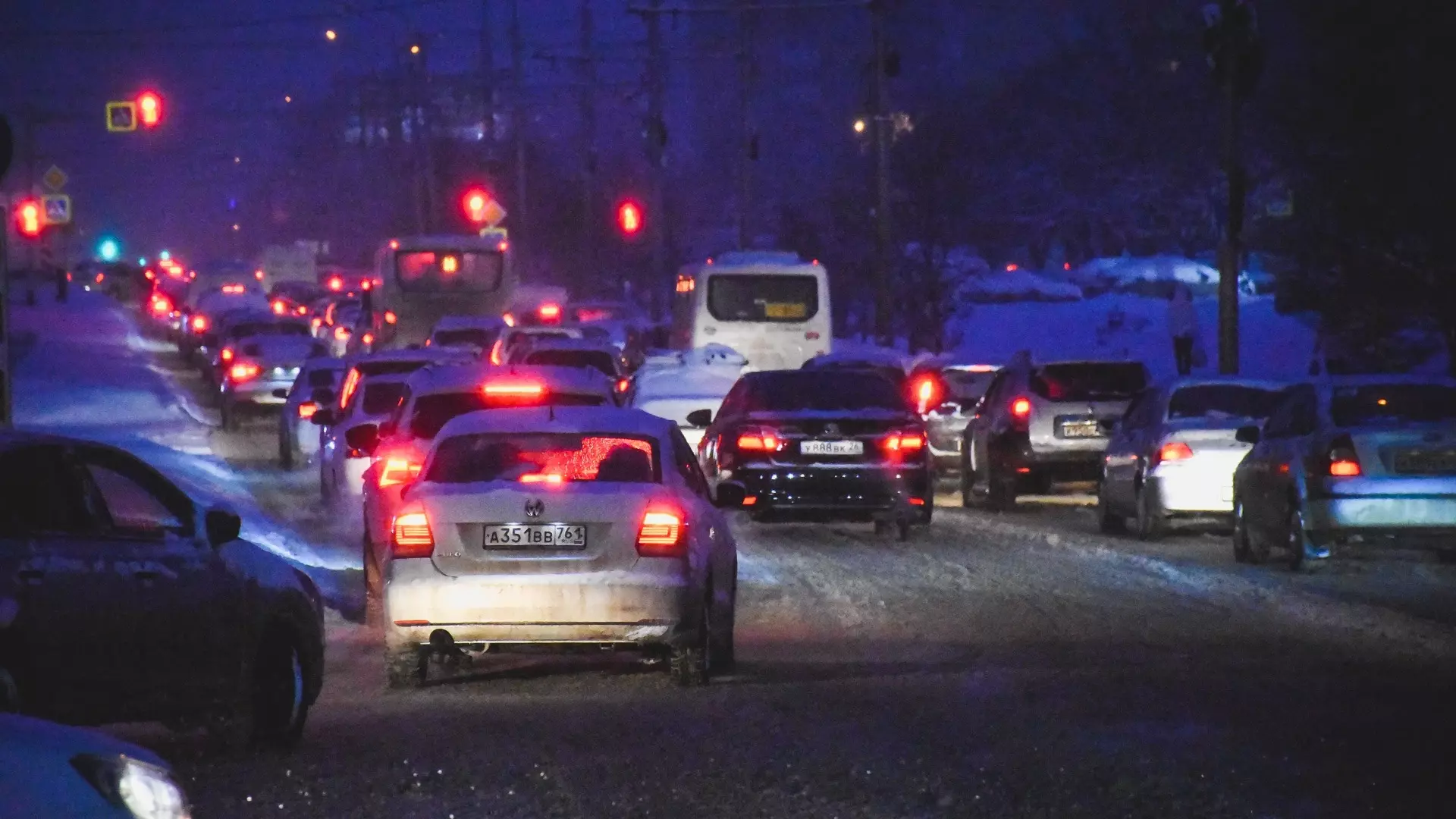 Из-за мокрого снега в Ростове образовались пробки