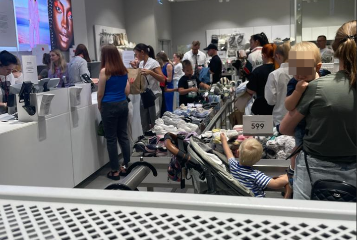 Прощальную распродажу в H&M в «МегаМаге» ростовчане превратили в «битву за трусы»