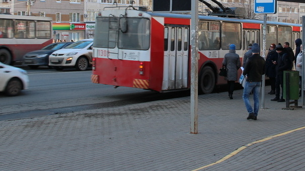 Вышедшую на прогулку пенсионерку затянуло под троллейбус в Ростове
