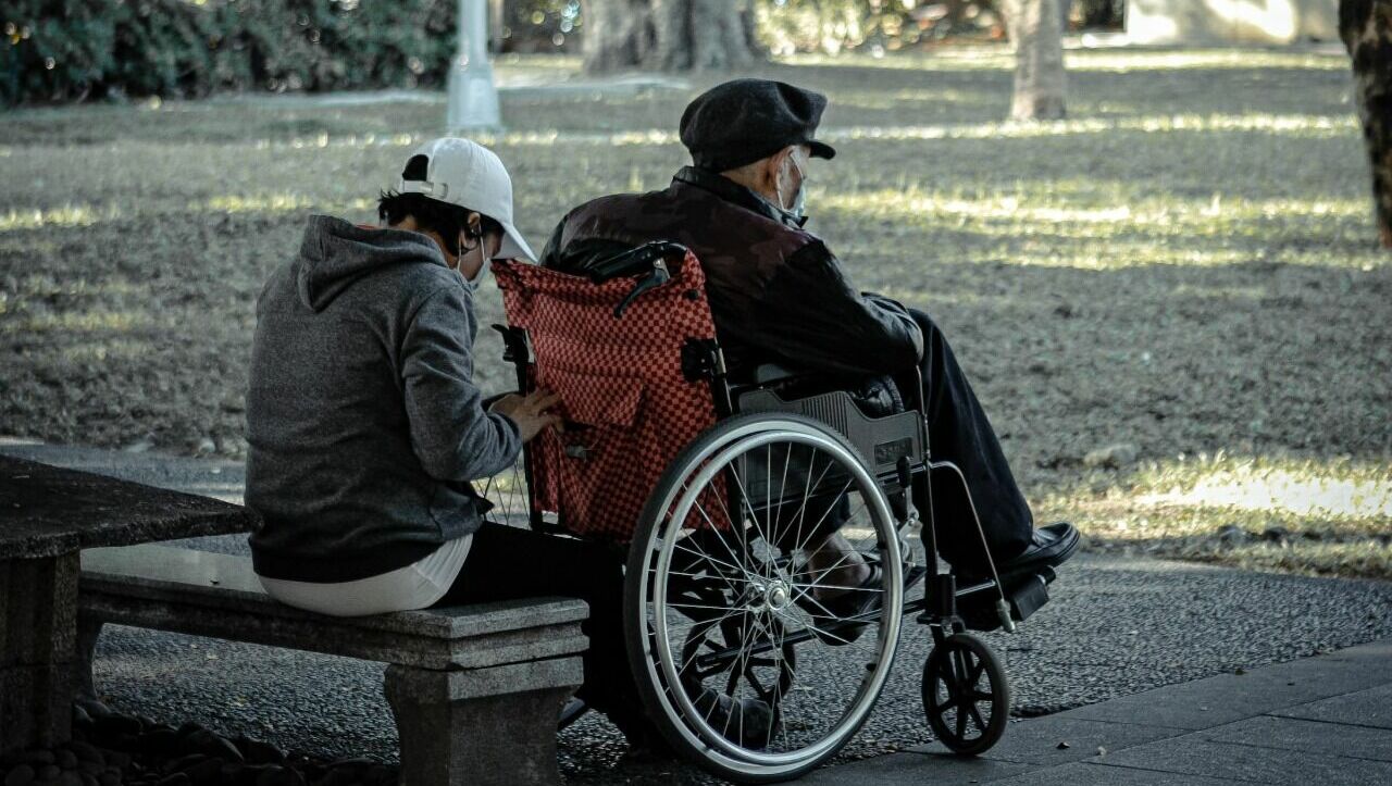 «Положил деньги в сейф»: 80-летний инвалид рассказал, как его обманули в Ростове