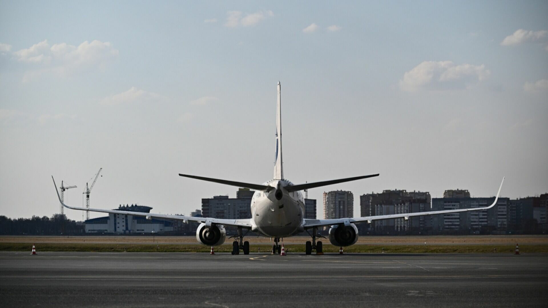 Списанный самолет выкатили на взлетку старого аэропорта в Ростове-на-Дону в октябре