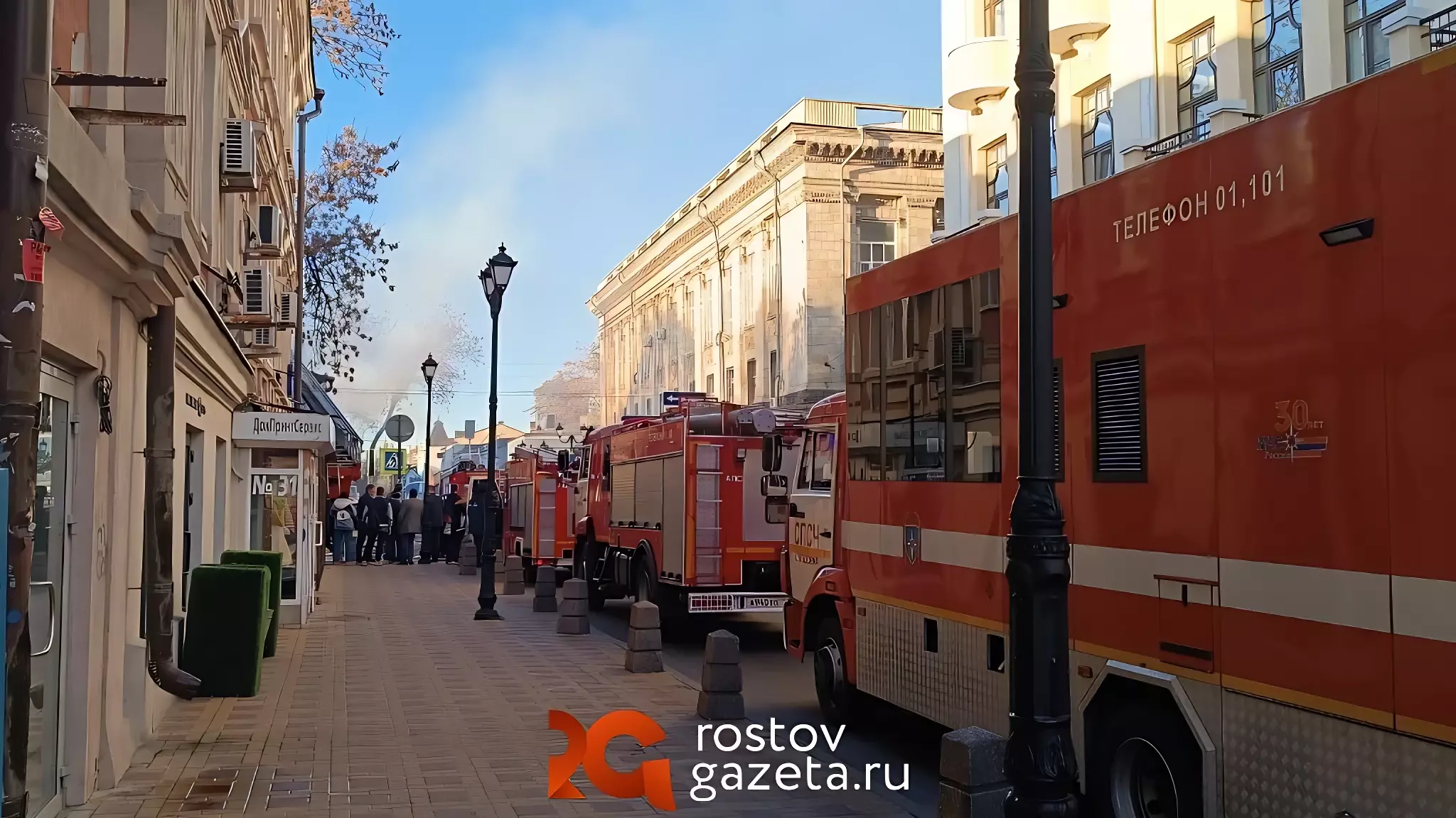 Огонь со старинного дома начал уничтожать находящиеся рядом здания в Ростове