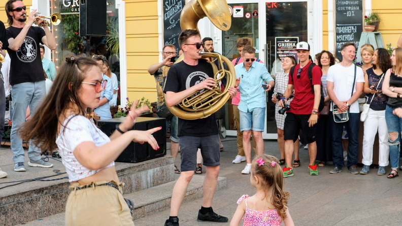 Ростовчане устроили танцы после открытия движения в центре города 24 июня