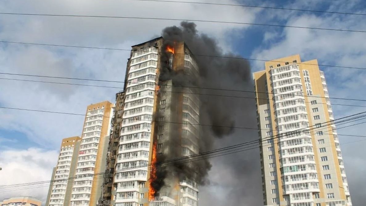 В Ростове эвакуировали жильцов многоэтажки на Королева, где загорелась квартира