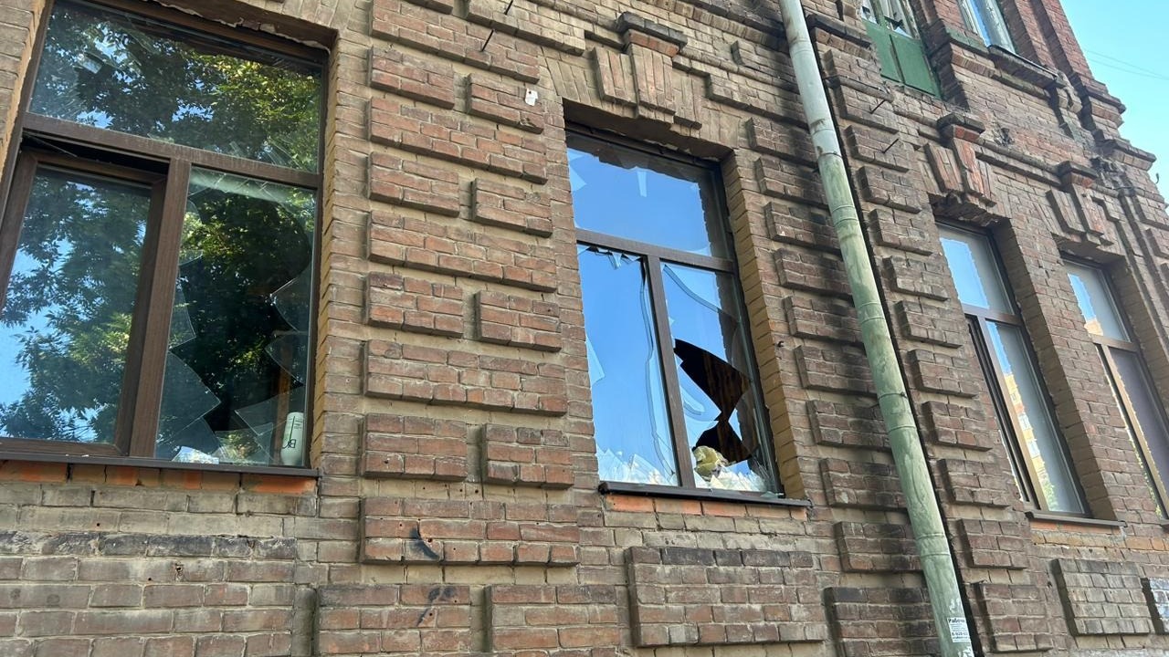 Один из них рухнули за городом в Западной части Ростова, второй — в центральной, в районе улицы Пушкинской, 42.