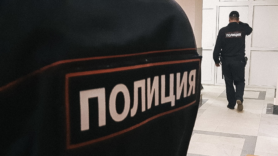Двух экс-полицейских осудили за вымогательство денег у жительницы Ростовской области