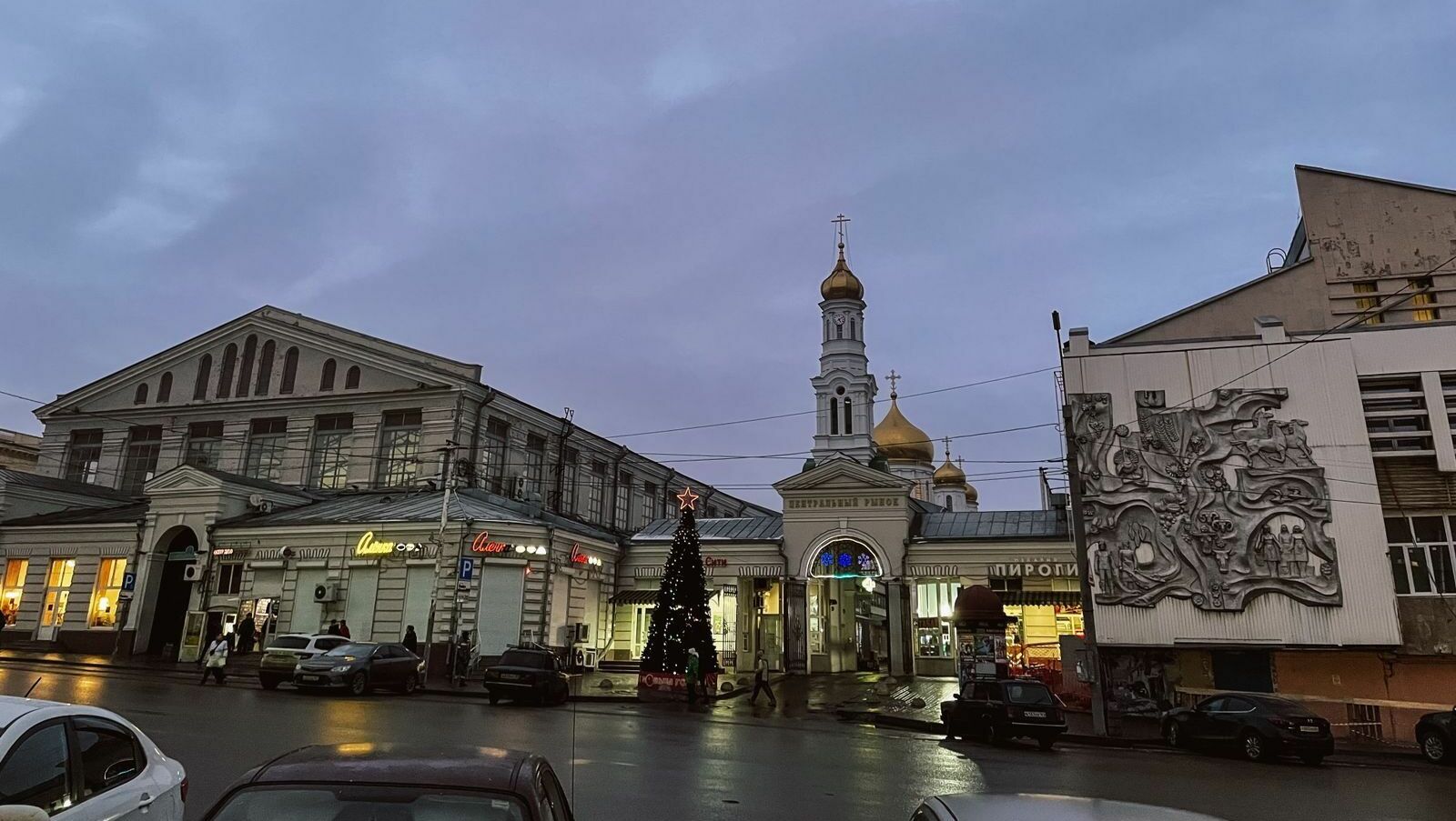 На Дону жители готовятся к буре, а в Ростове — к переменам облика Центрального рынка