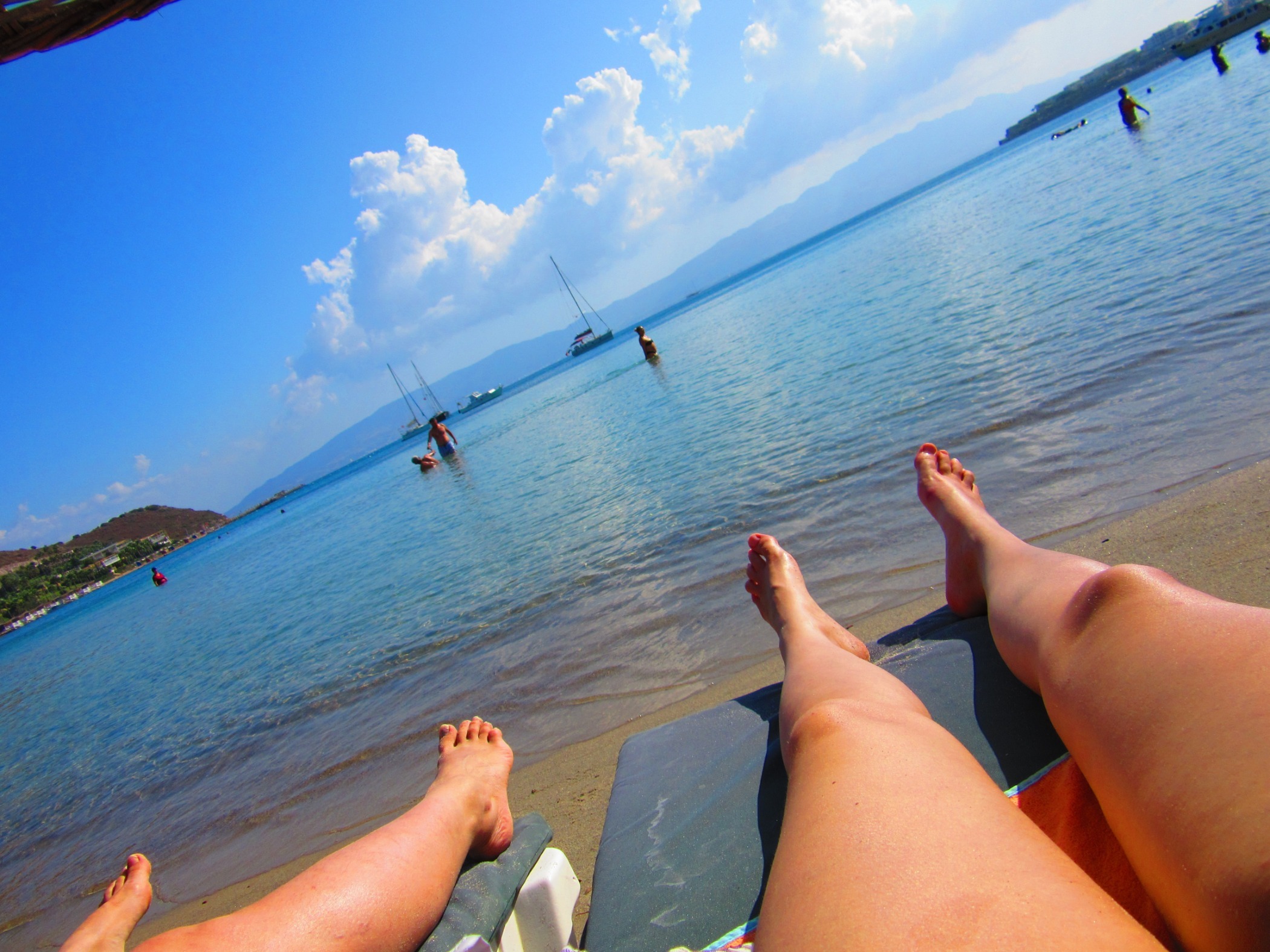 Где хорошо отдохнуть в июле на море. Ноги на пляже. Море ноги пляж. Селфи на пляже. Ноги в море.