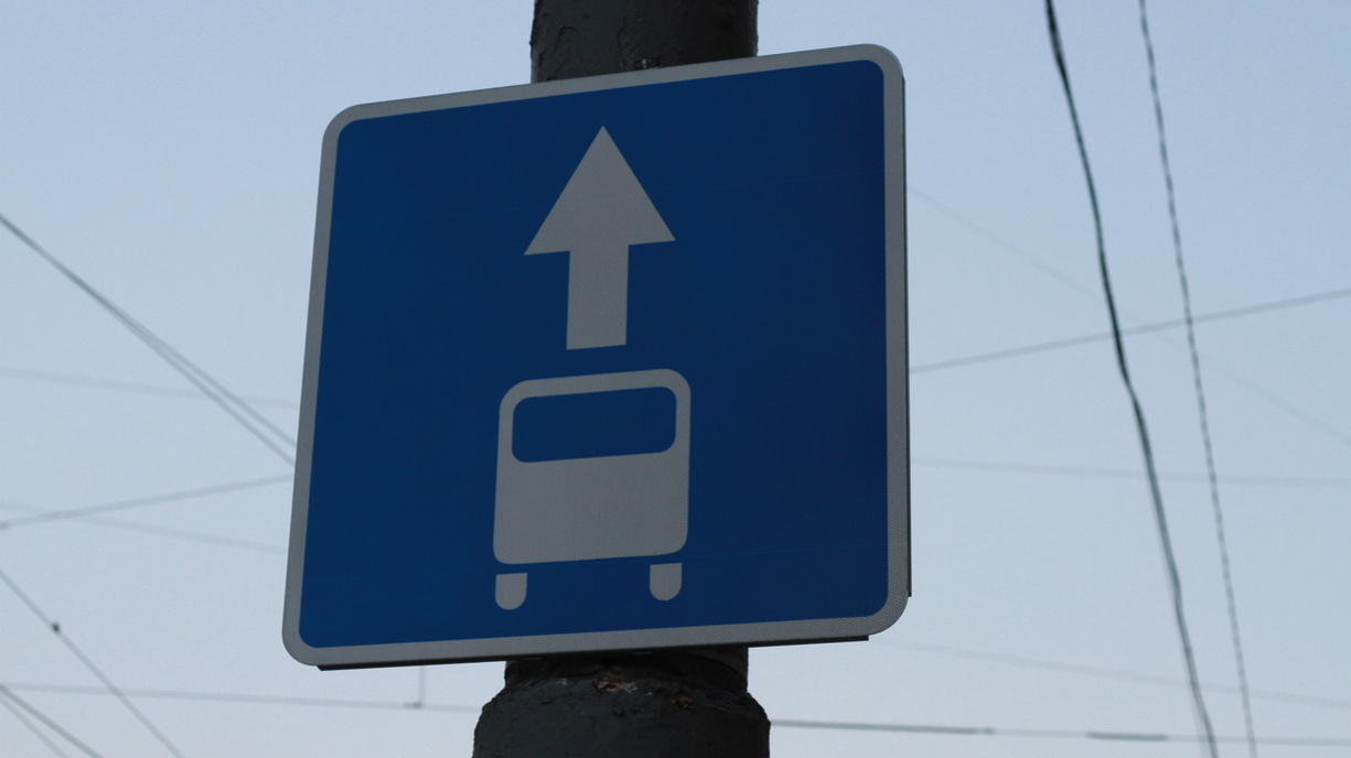 Выделенные полосы в Ростове не смогли создать из-за мест для платной парковки