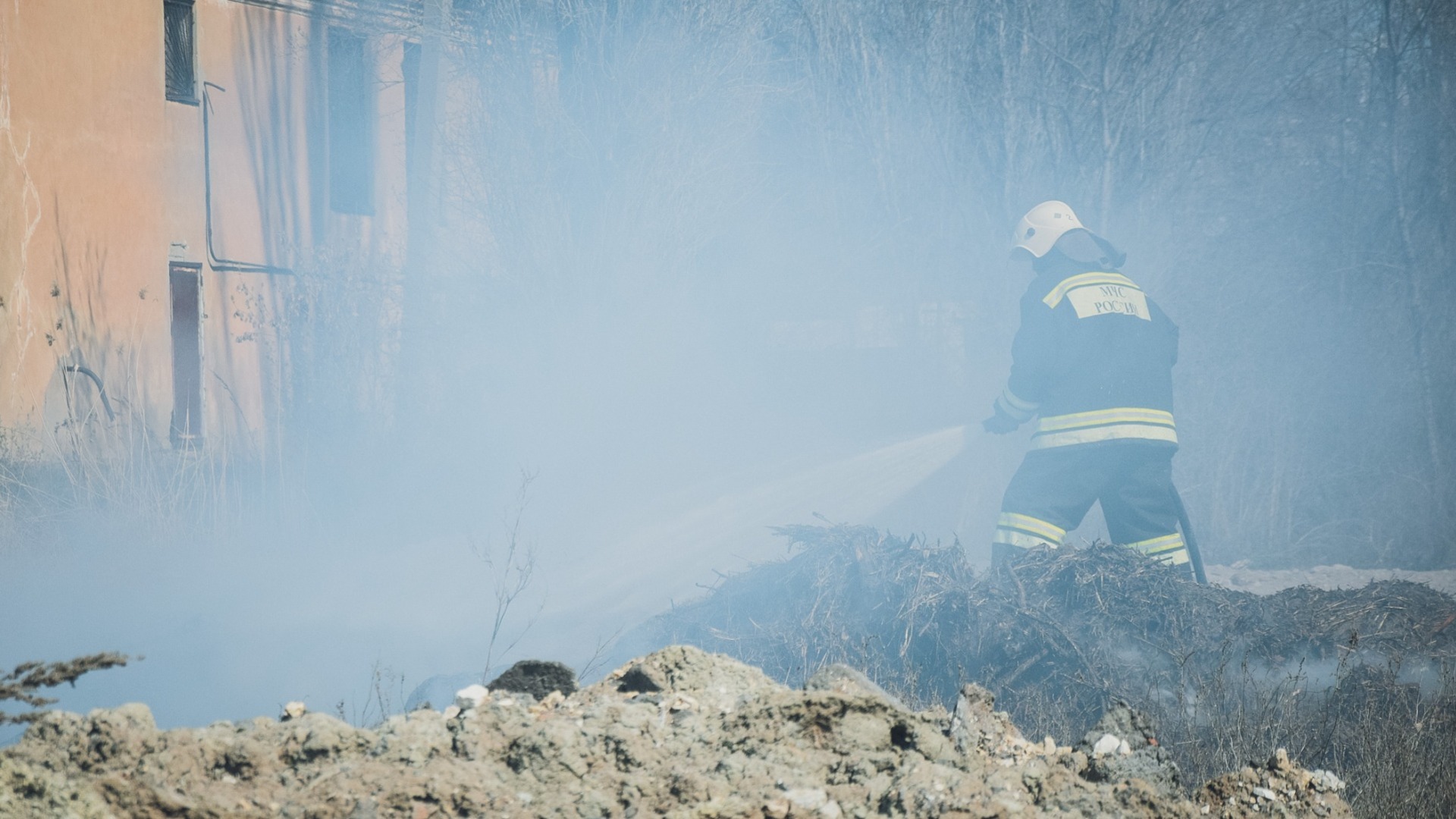 Огонь с горящего склада перекинулся на соседнее здание в Ростовской области