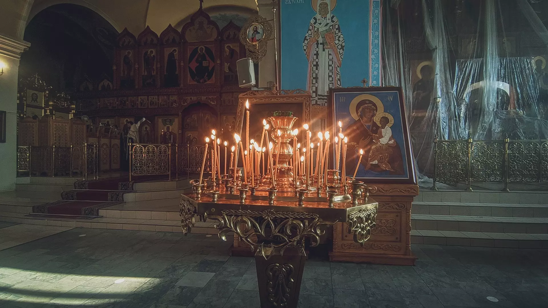 Прихожане заметили «нерукотворный» отпечаток Богородицы на иконе в Ростовской области