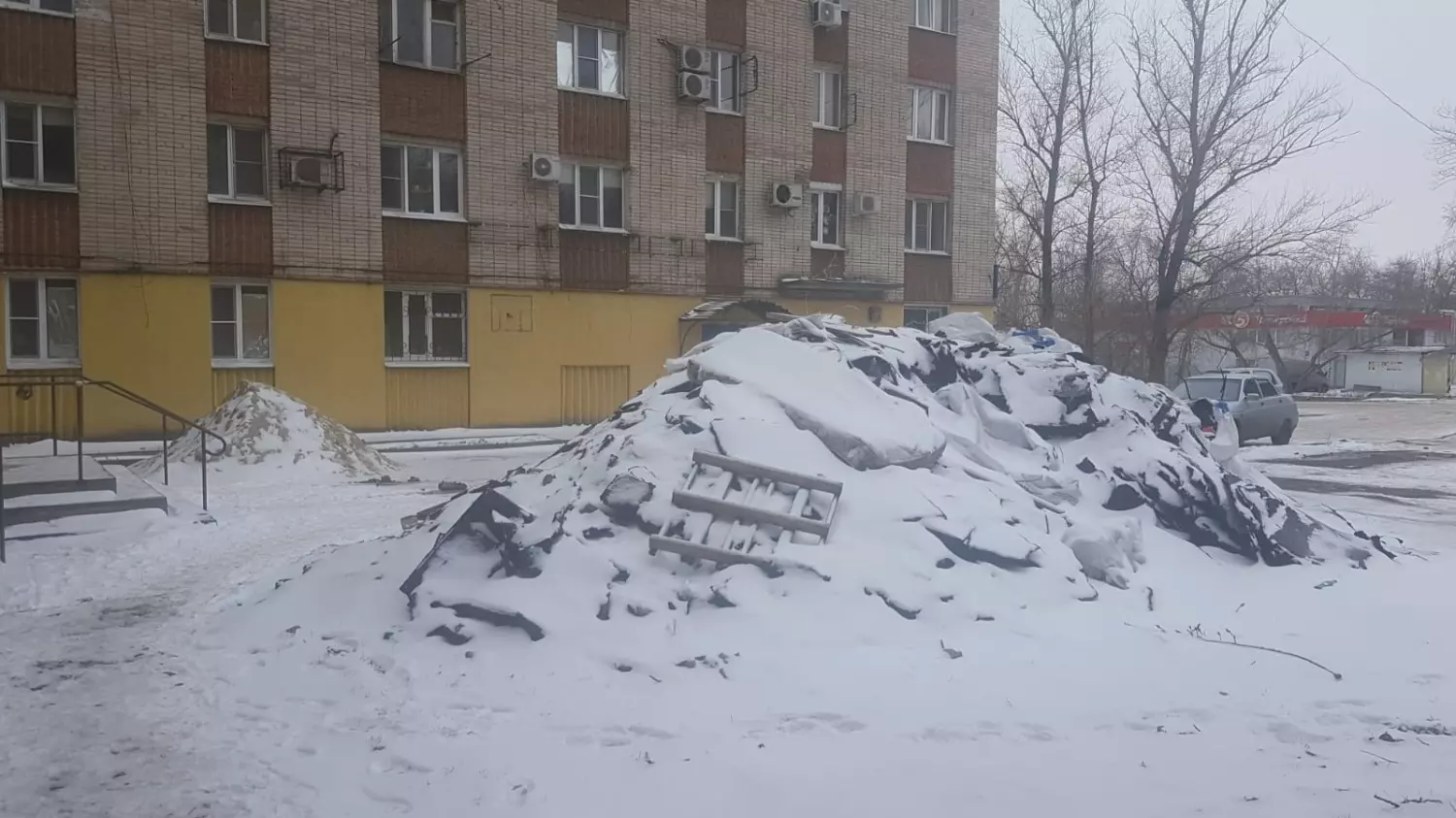 Огромную свалку строительного мусора на Каширской завалило снегом, и она перестала бросаться в глаза. 