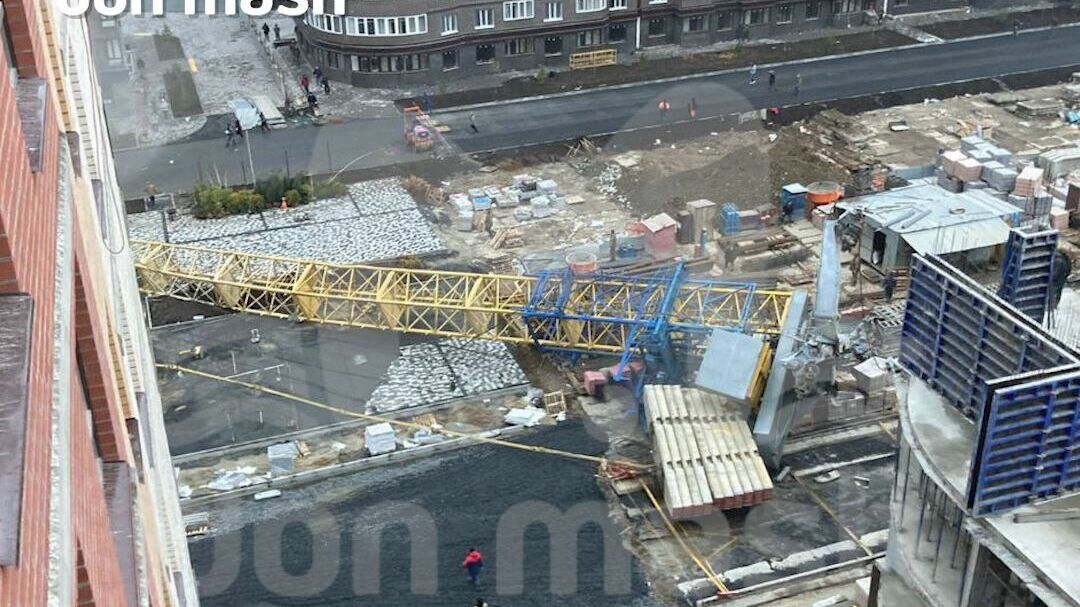 Двое рабочих погибли при падении башенного крана на стройке многоэтажки в Ростове