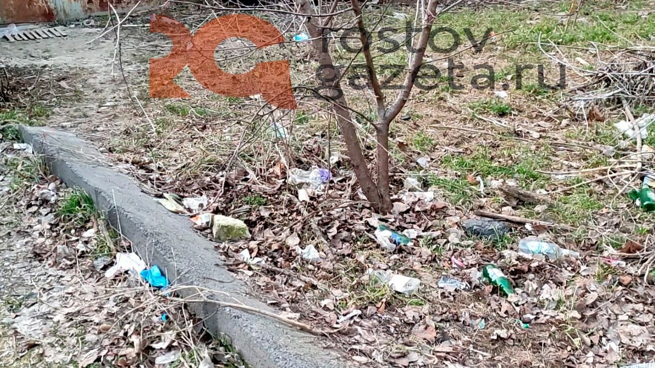 Свалки мусора возле дома на 2-ой Краснодарской 149 